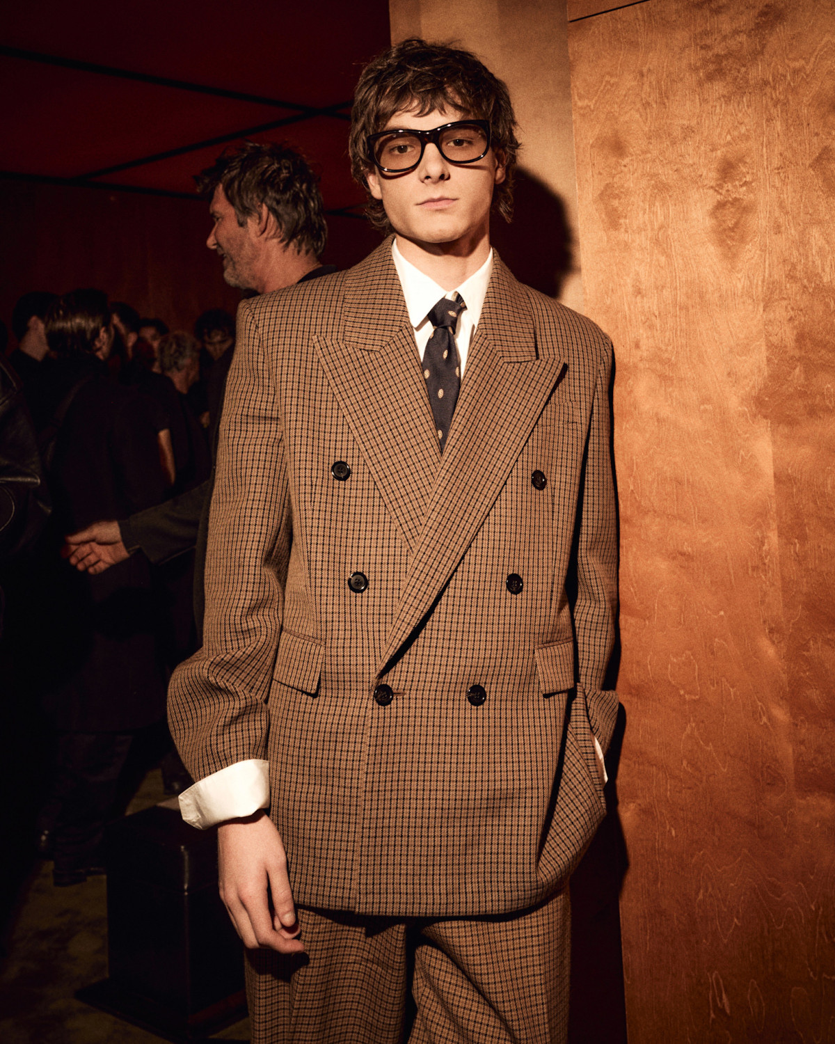 Зіркові гості Saint Laurent: Пфайффер, Мосс та інші переглядають подіумні тренди.
8