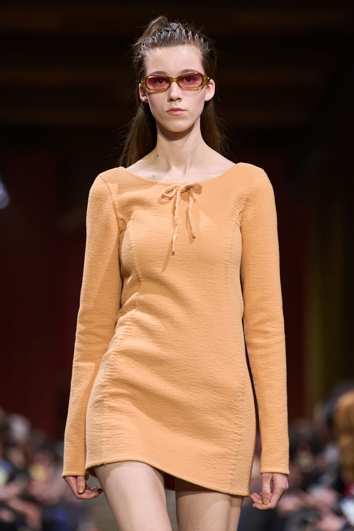 Джуліанна Мур здивувала всіх, дефілюючи на показі Miu Miu.
3