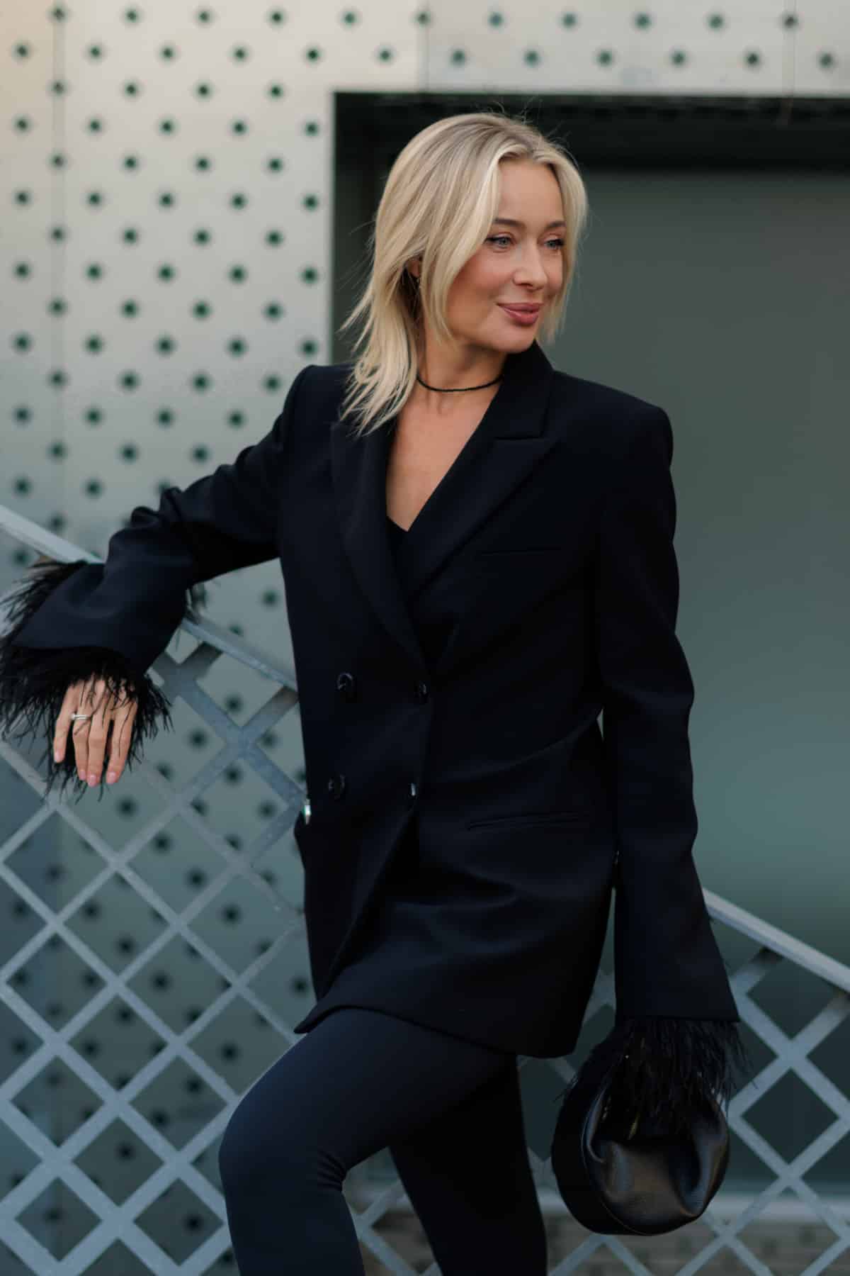 Вуличний стиль: образи гостей на відкритті Українського тижня моди осінь-зима 2026/27
28