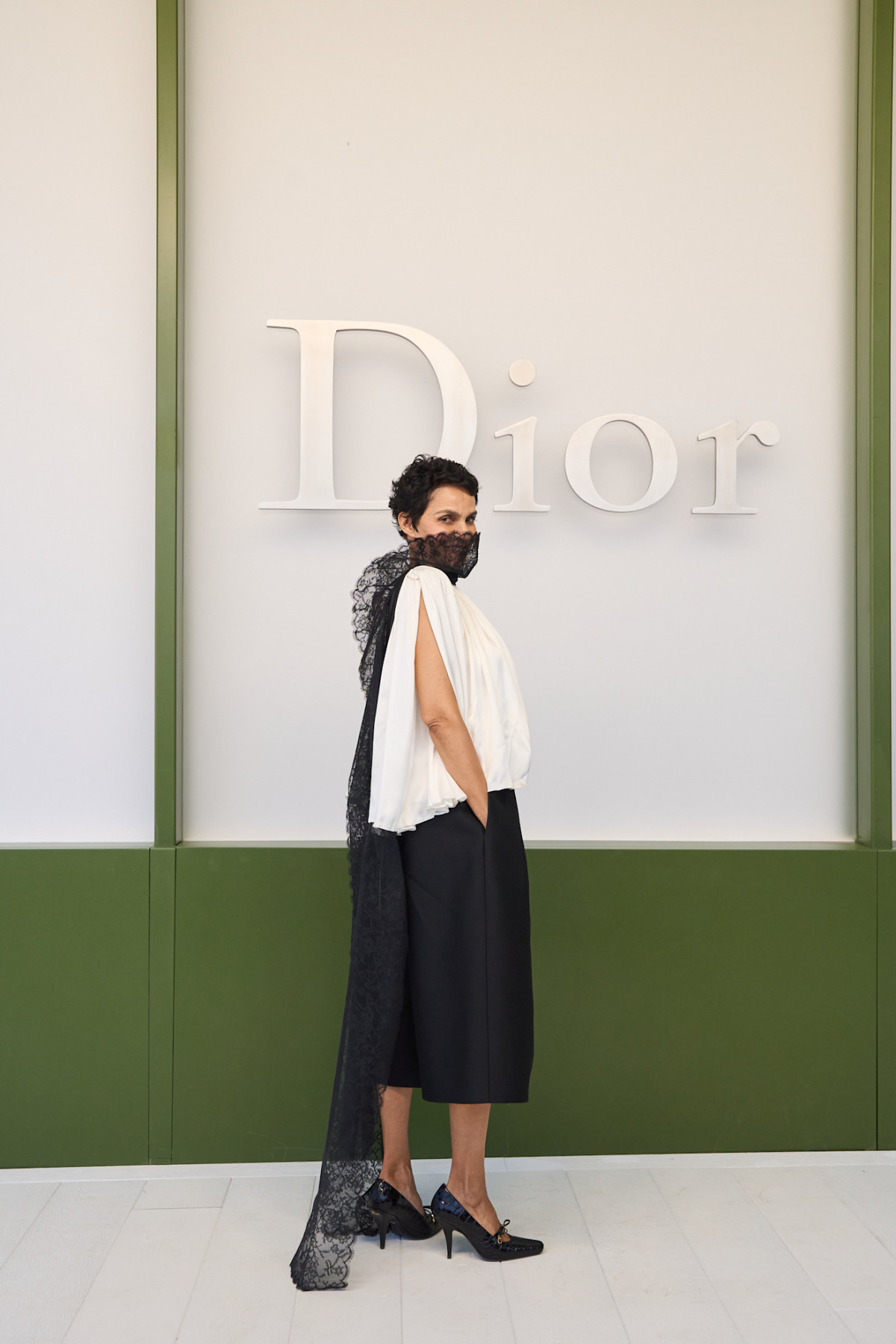 У що вбралися Шарліз Терон, Дева Кассель та інші знаменитості на дефіле Christian Dior
10