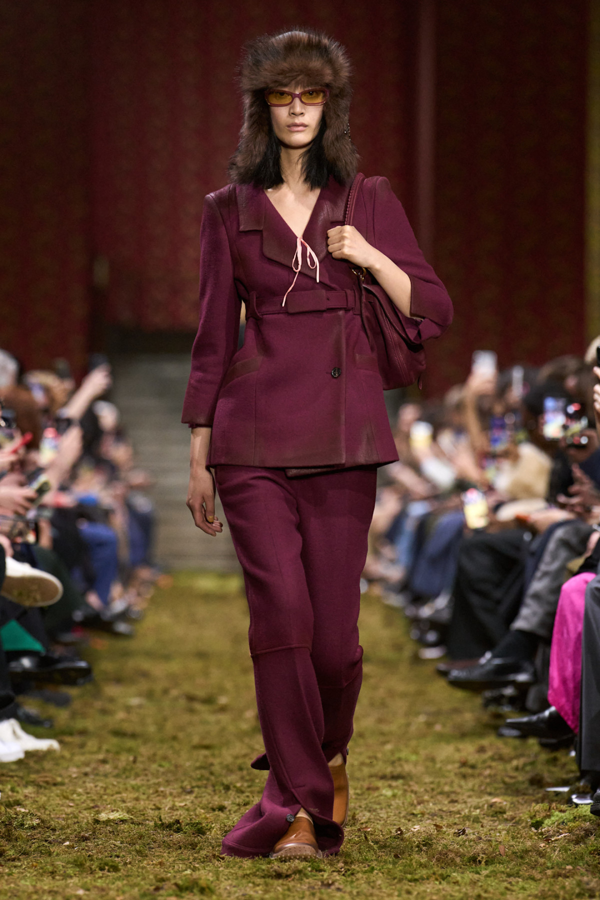 Джуліанна Мур здивувала всіх, дефілюючи на показі Miu Miu.
15