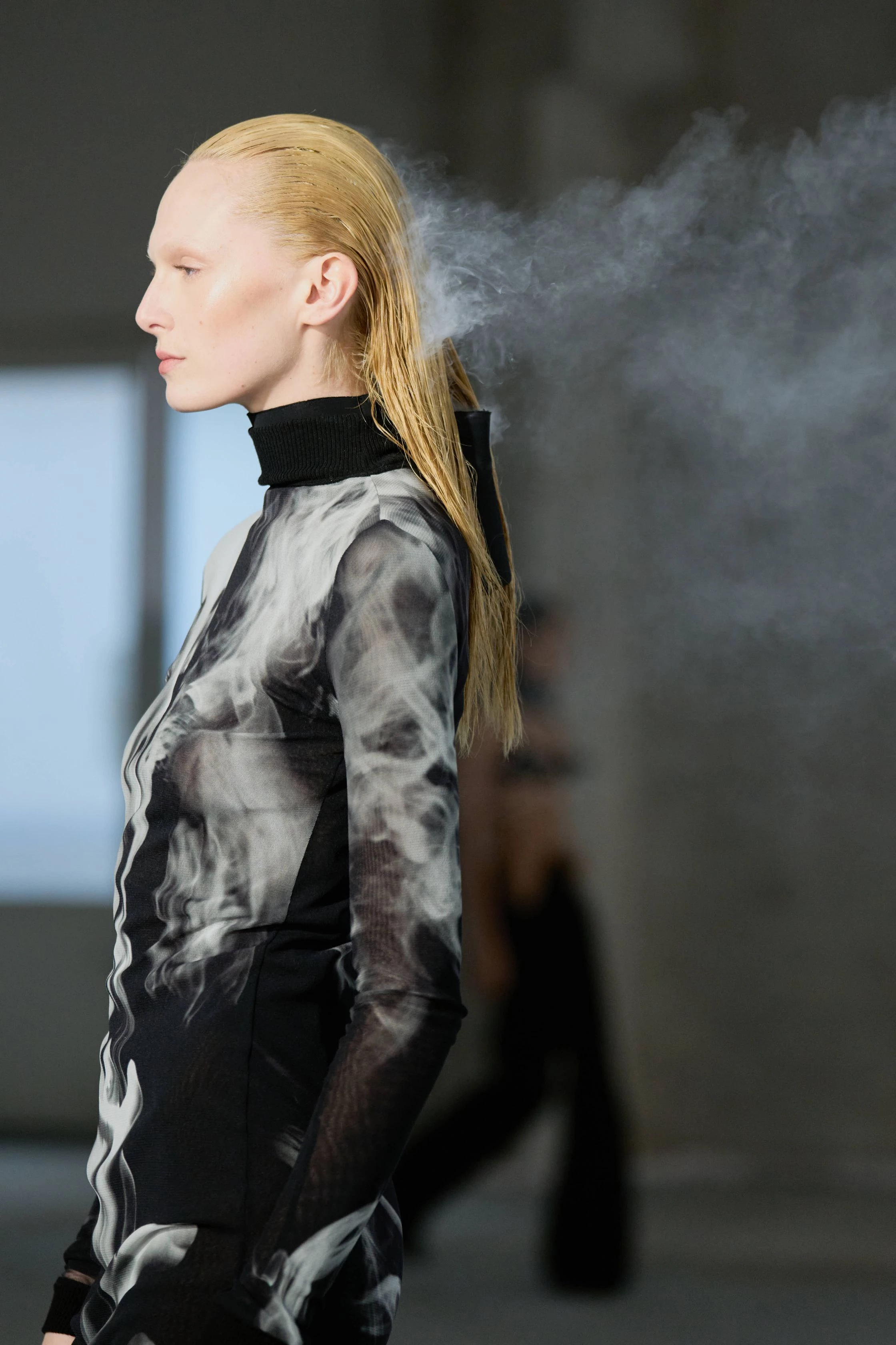 Гості показу Jean Paul Gaultier побачили модель із задимленою зачіскою.
3