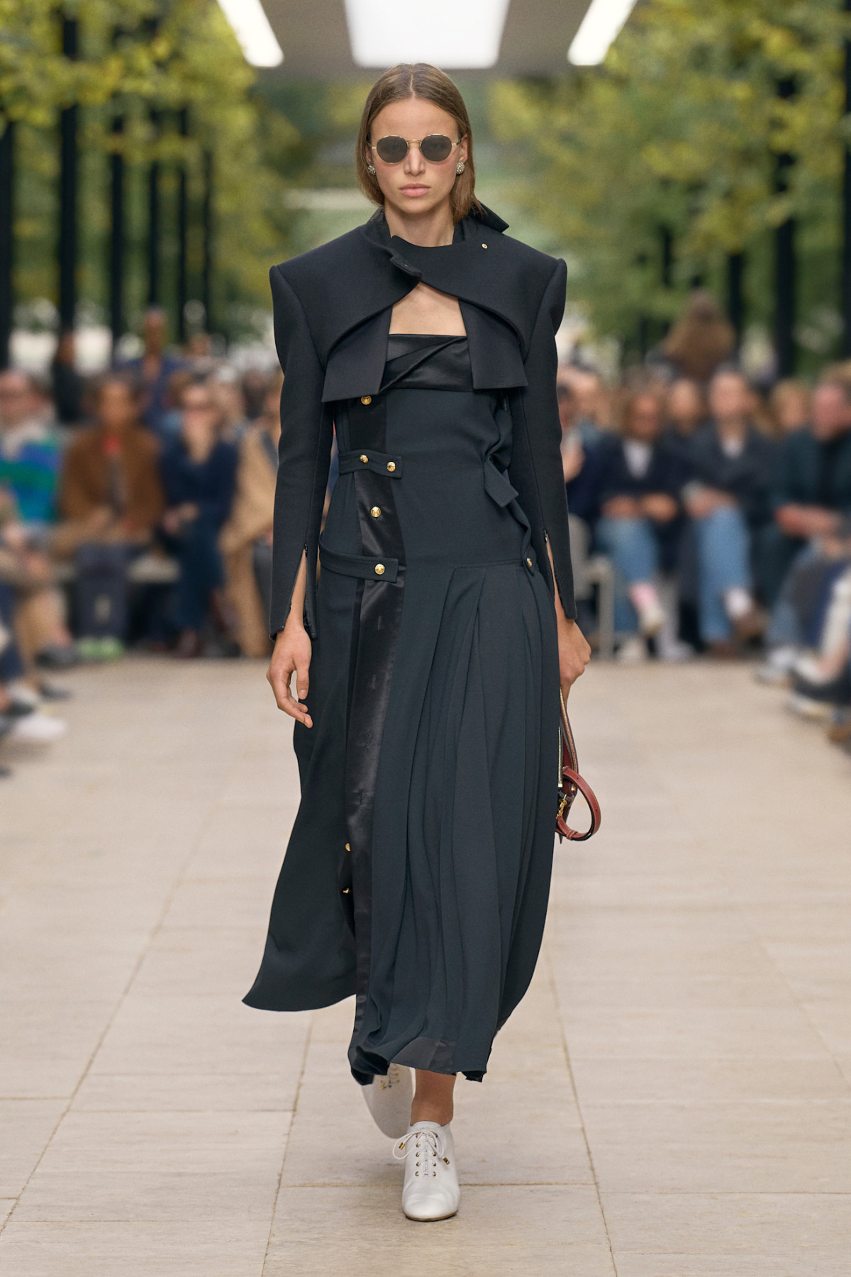 Модні сонцезахисні окуляри весна 2026: актуальні форми та стильні рамки
19