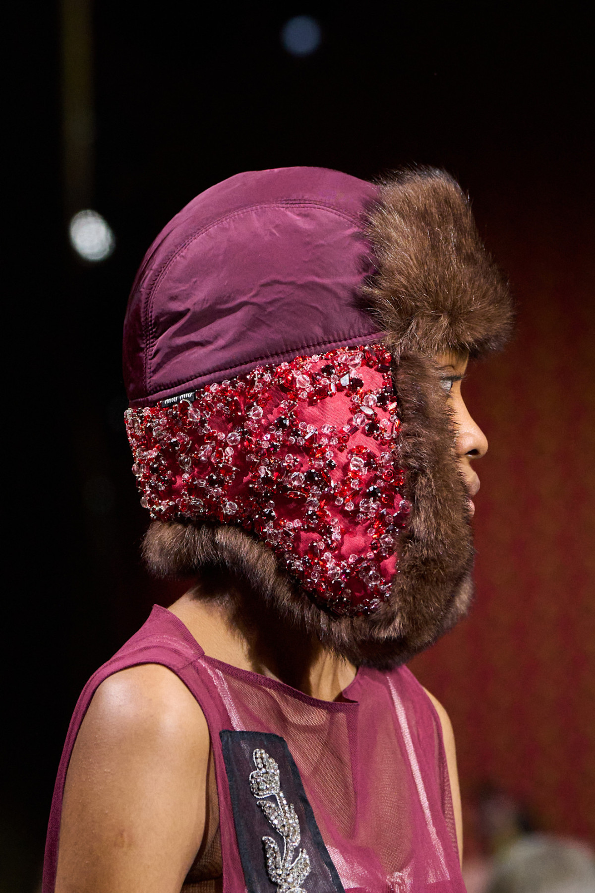 Джуліанна Мур здивувала всіх, дефілюючи на показі Miu Miu.
24