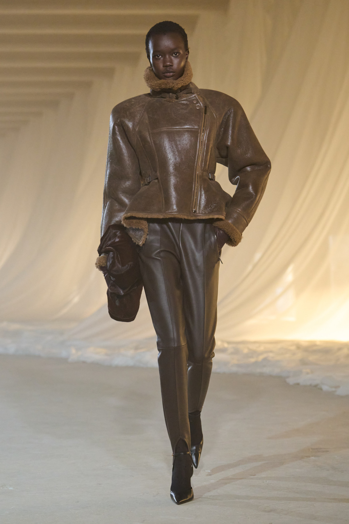 Легінси з вирізами: дискусійний ретро-тренд відродився на показах
10