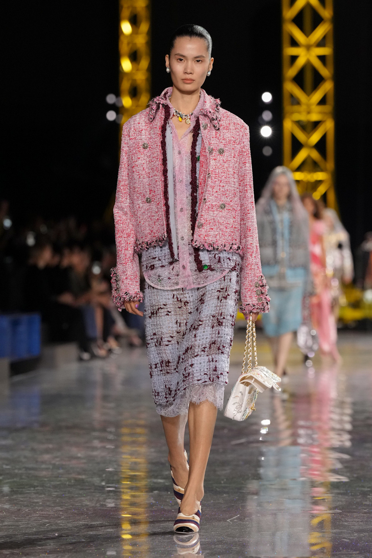 Блазі шокував публіку супернизькою посадкою штанів на показі Chanel, опустивши пояс нижче стегон.
21