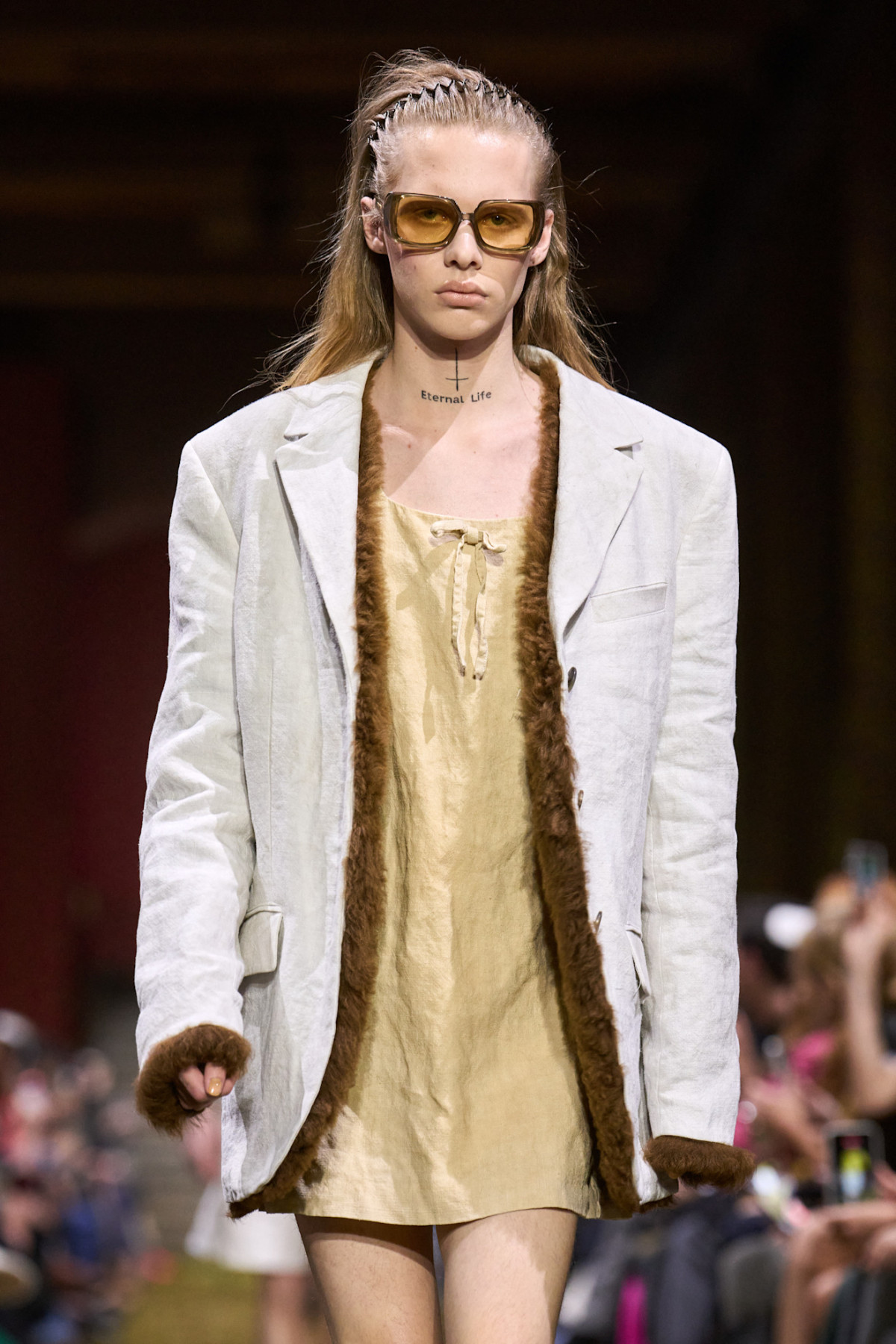 Джуліанна Мур здивувала всіх, дефілюючи на показі Miu Miu.
12