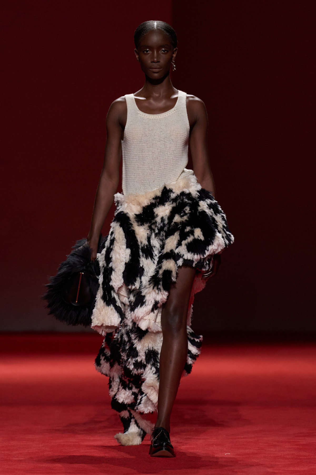 Округлені силуети та блискучі хутра: ключові тренди з показу Bottega Veneta
19