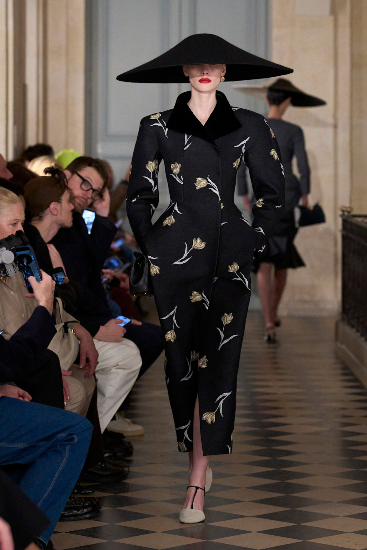 Jacquemus: кокетливий кітч, висока мода та зачіски-“пальми” в стилі 80-х
14