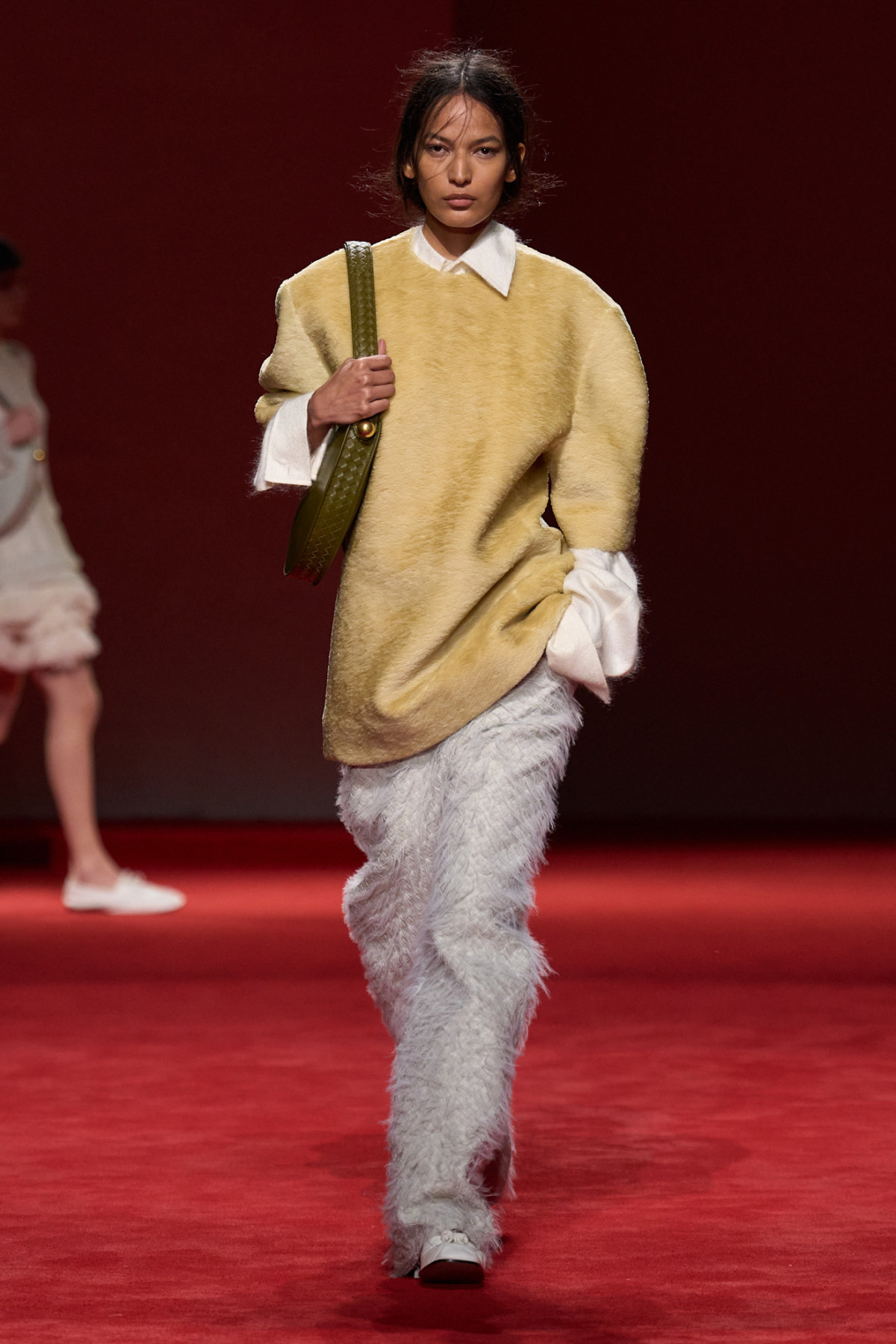 Округлені силуети та блискучі хутра: ключові тренди з показу Bottega Veneta
10