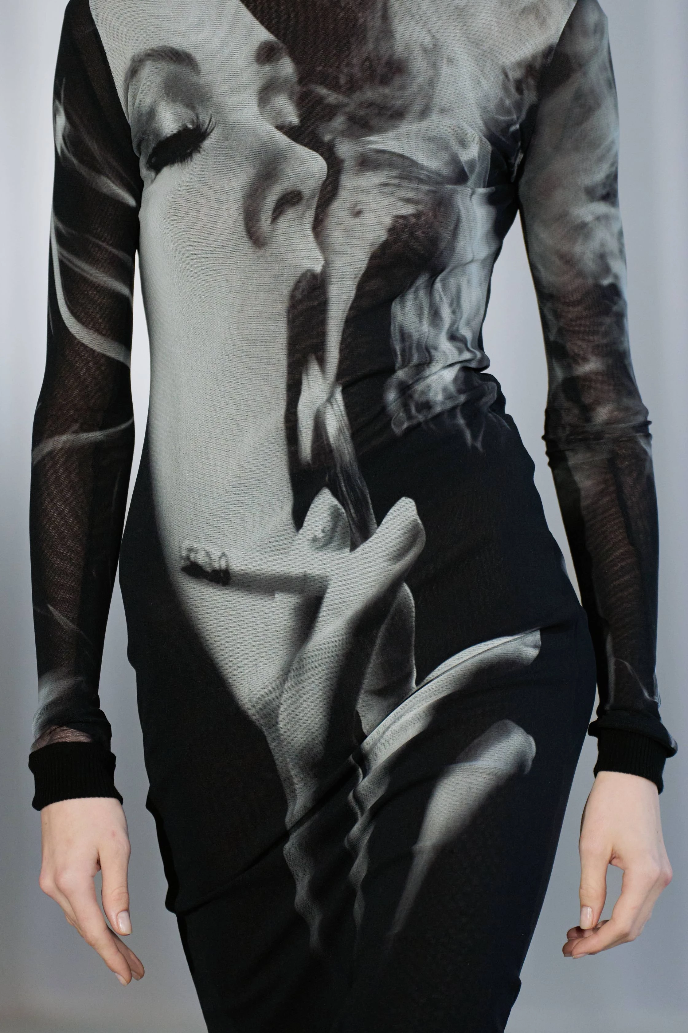 Гості показу Jean Paul Gaultier побачили модель із задимленою зачіскою.
1