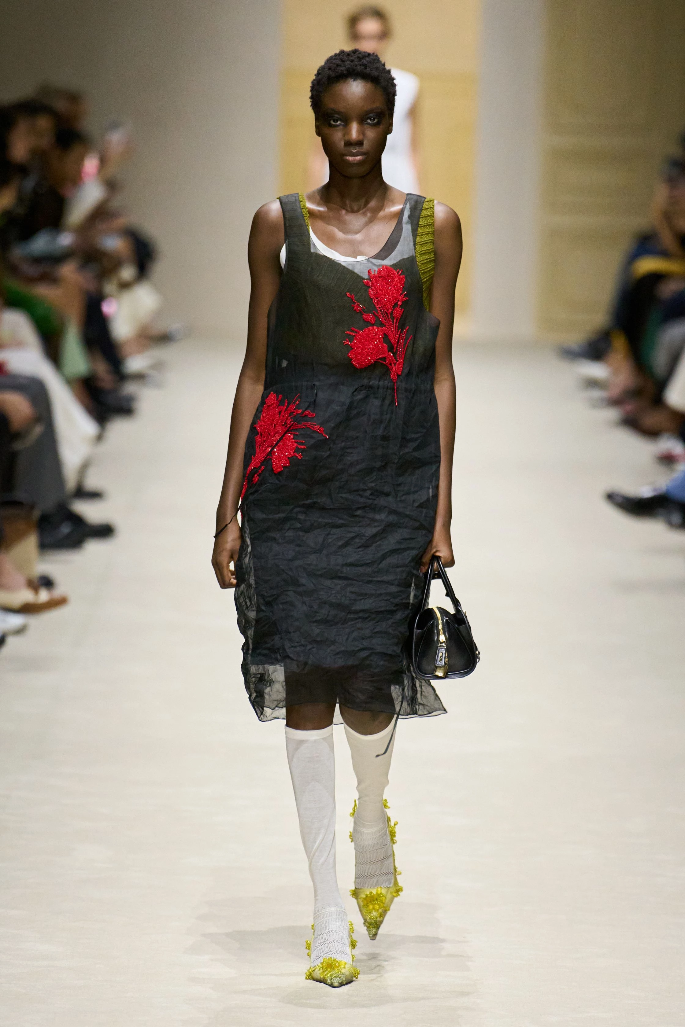 П'ятнадцять манекенниць, шістдесят луків та нашарування: свіжа збірка Prada осінь-зима 2026/2027
17