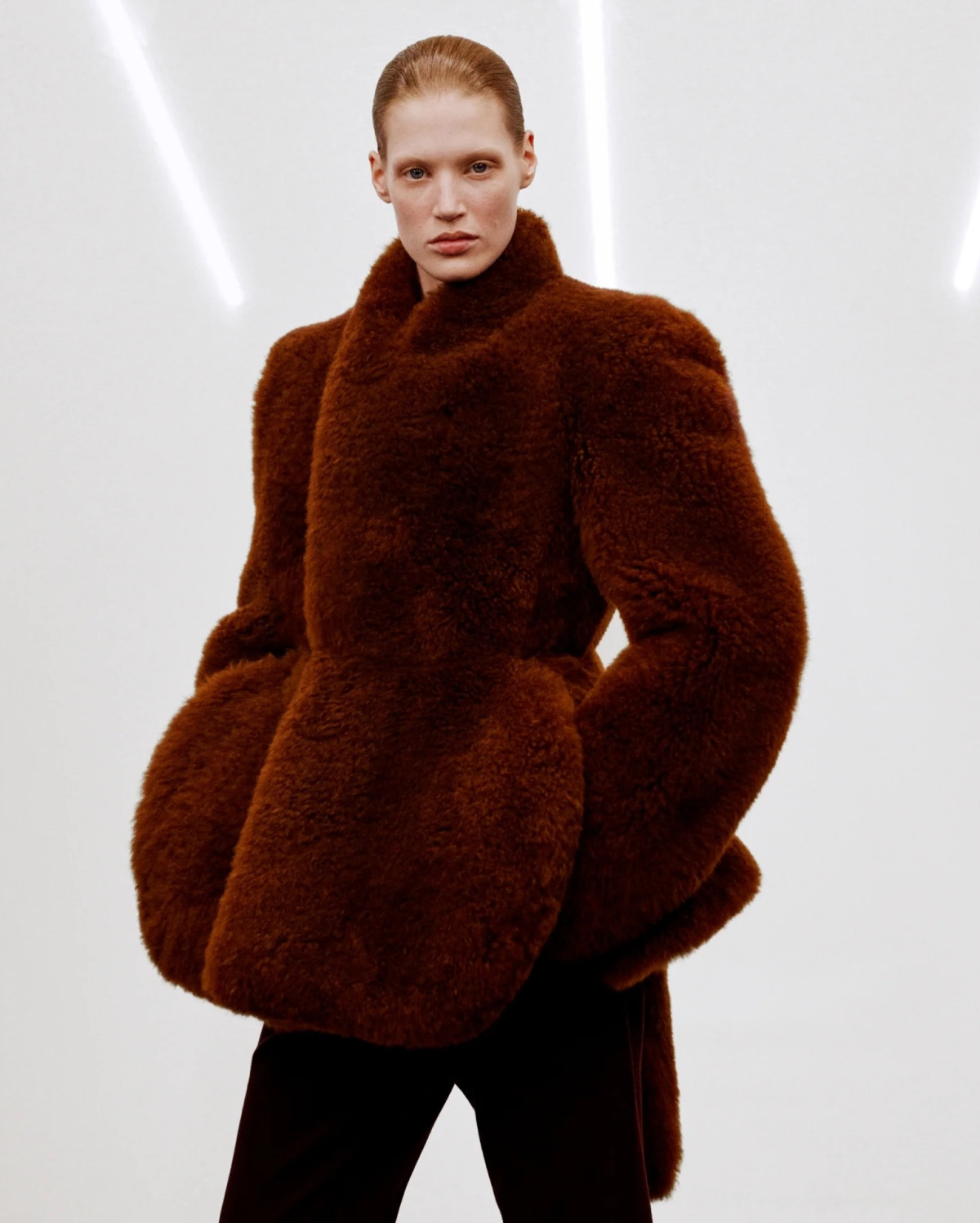 Фібі Файло: тріумфальне повернення мінімалізму в новій лінійці E
11