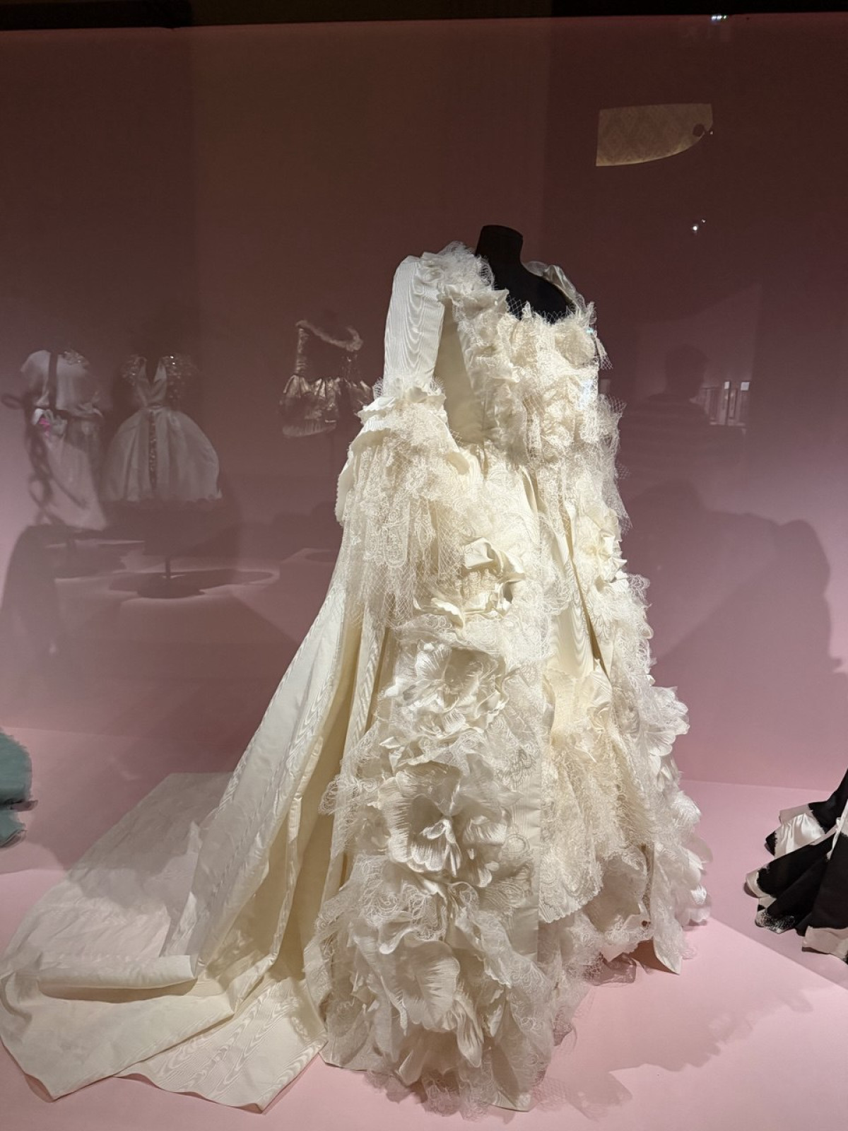 Вісімнадцяте століття: модні відголоски в сучасних тенденціях
12