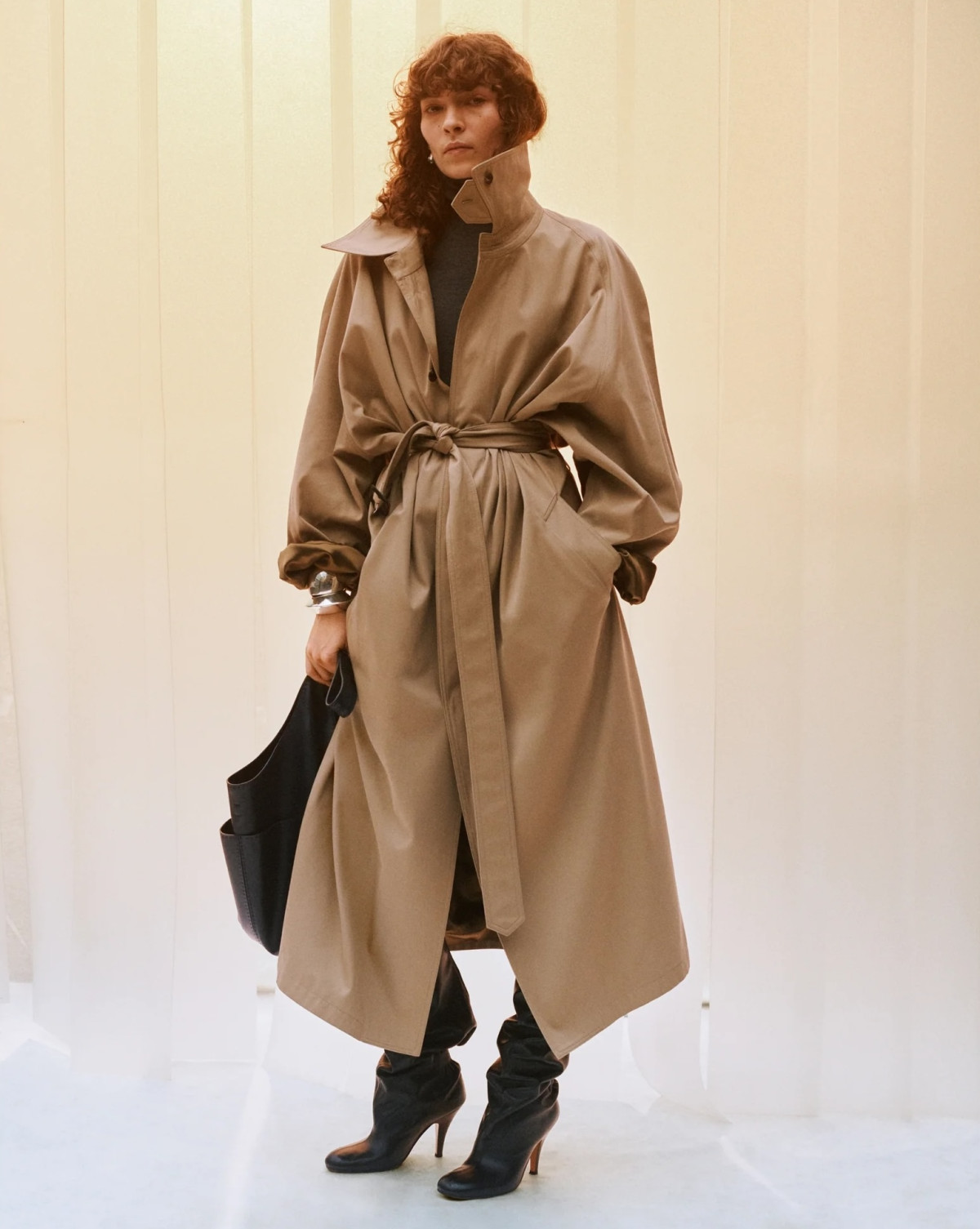 Фібі Файло: тріумфальне повернення мінімалізму в новій лінійці E
5