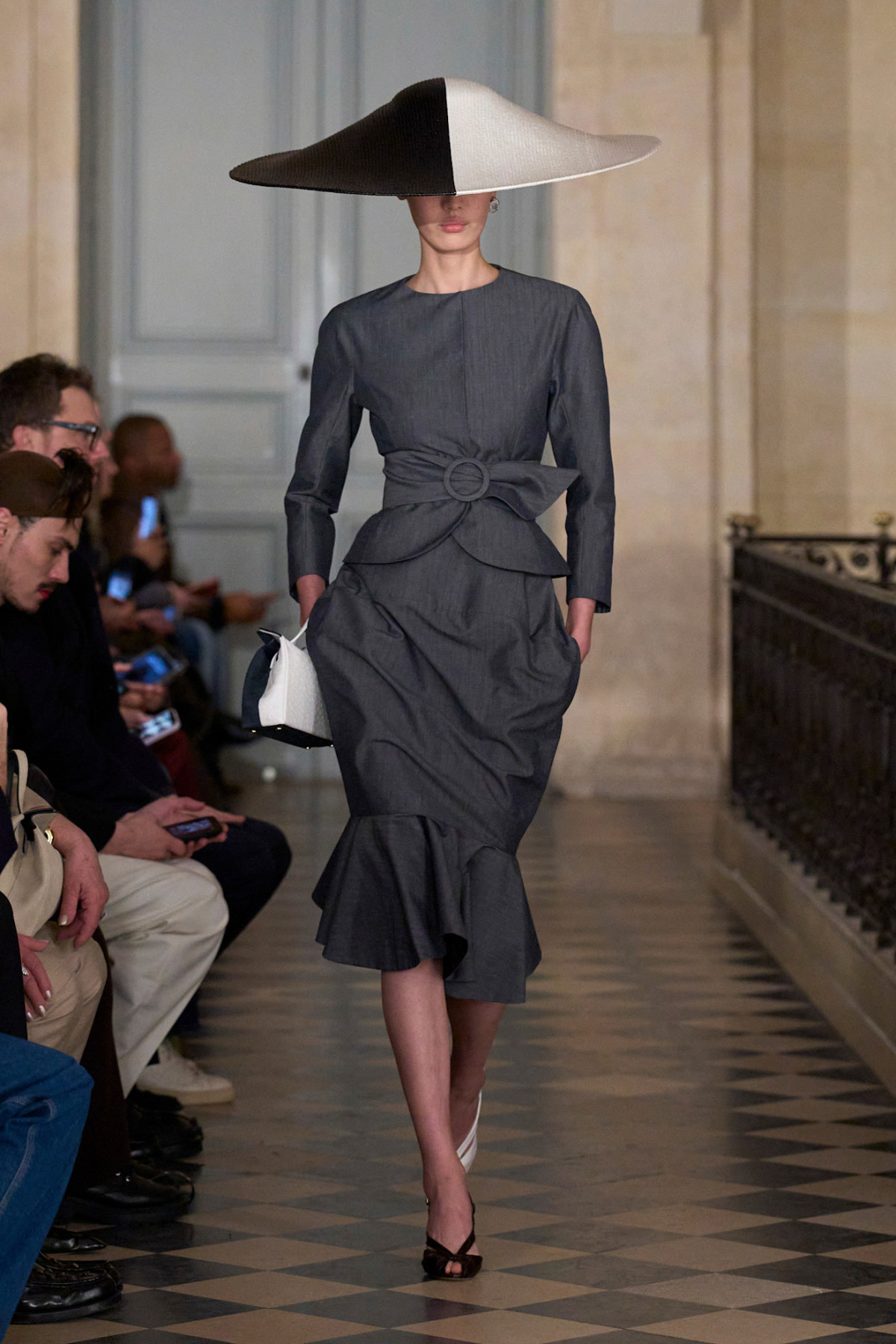 Jacquemus: кокетливий кітч, висока мода та зачіски-“пальми” в стилі 80-х
3