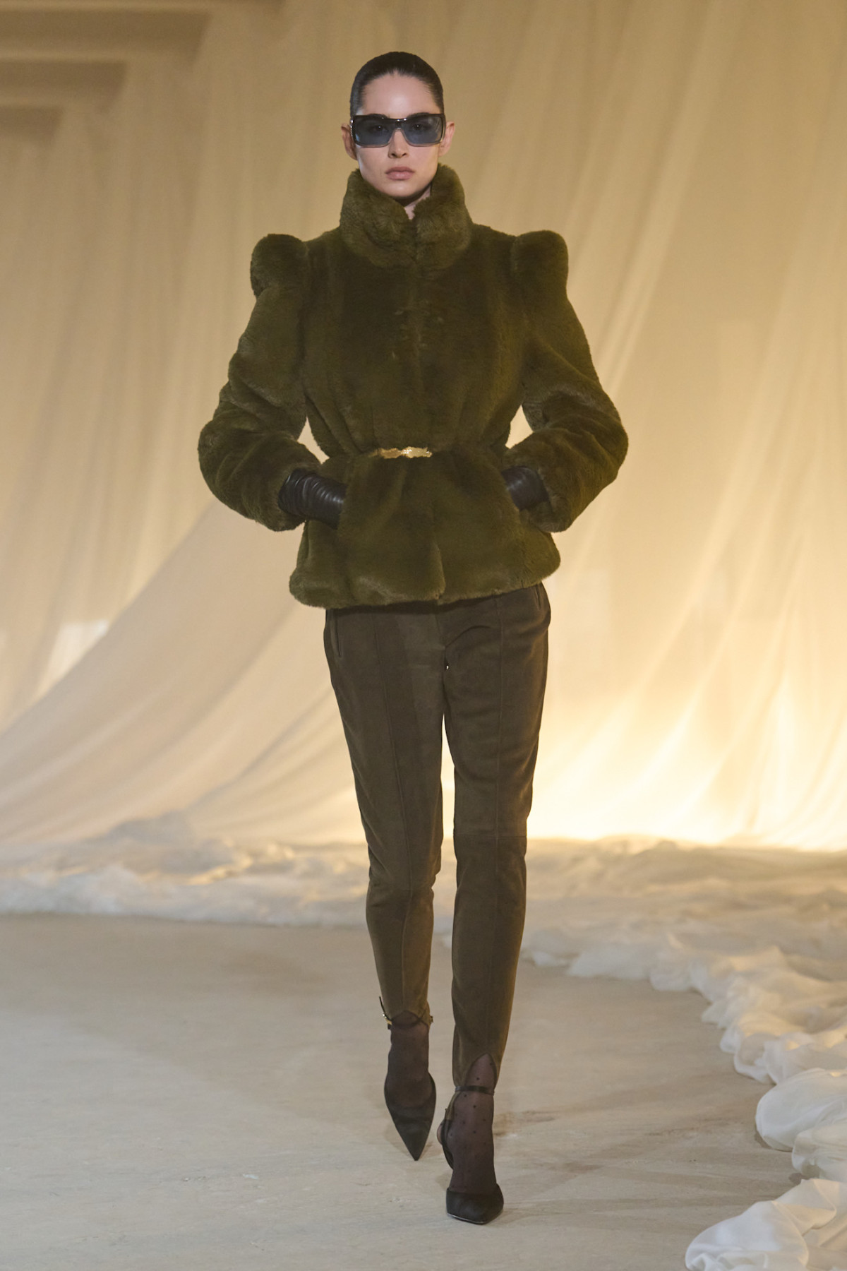 Легінси з вирізами: дискусійний ретро-тренд відродився на показах
9