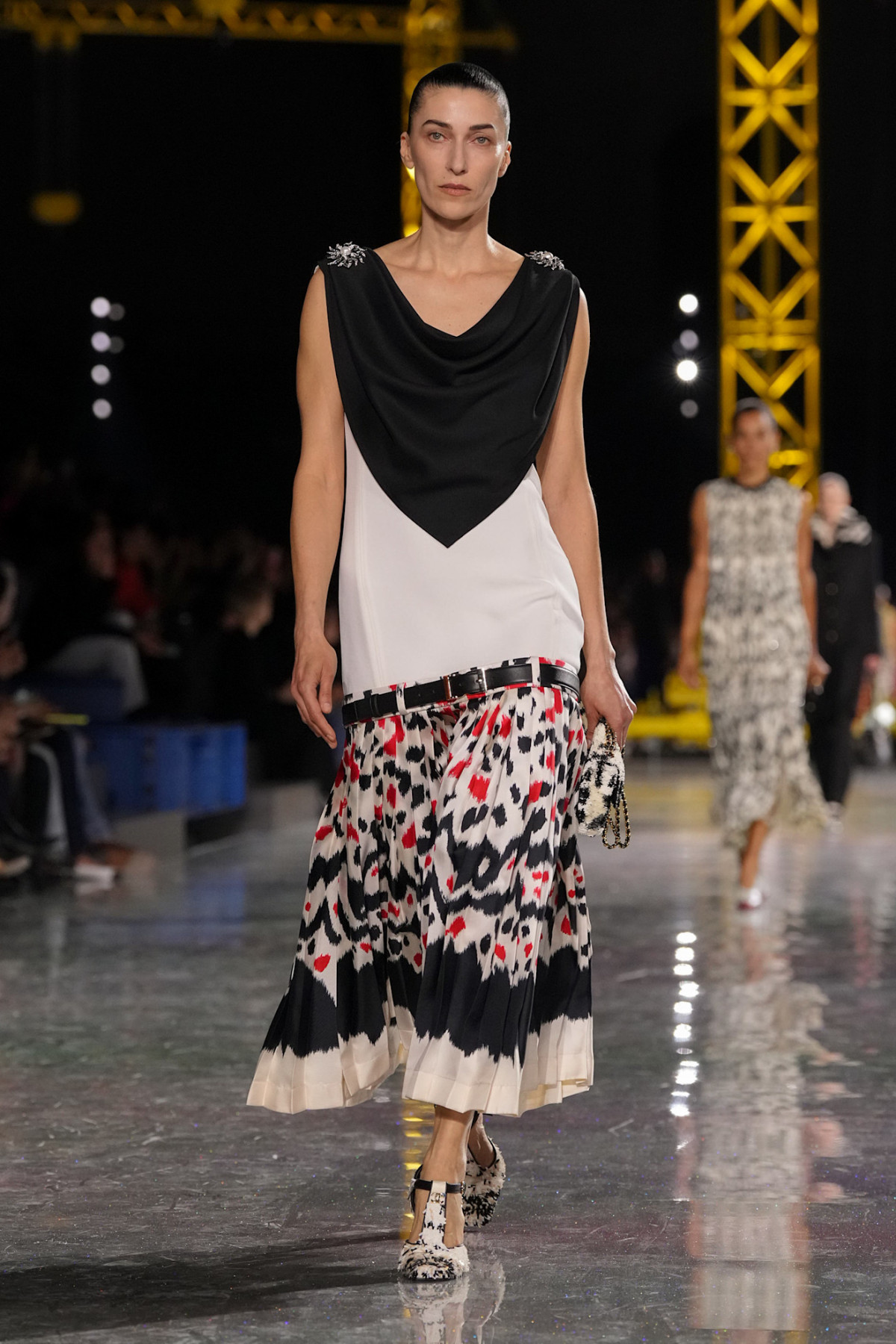 Блазі шокував публіку супернизькою посадкою штанів на показі Chanel, опустивши пояс нижче стегон.
19