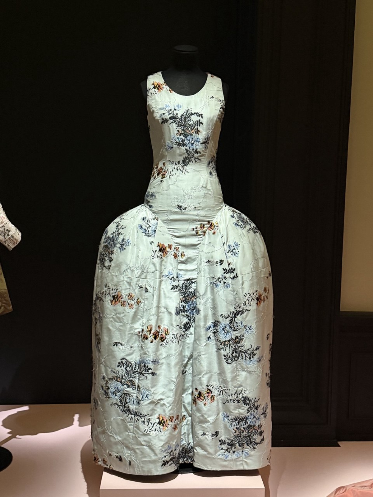 Вісімнадцяте століття: модні відголоски в сучасних тенденціях
16