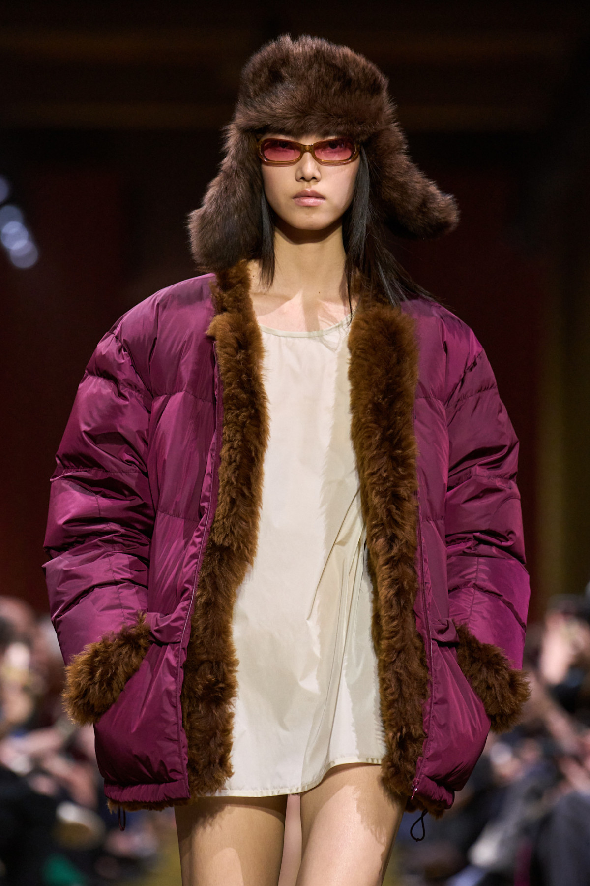 Джуліанна Мур здивувала всіх, дефілюючи на показі Miu Miu.
10