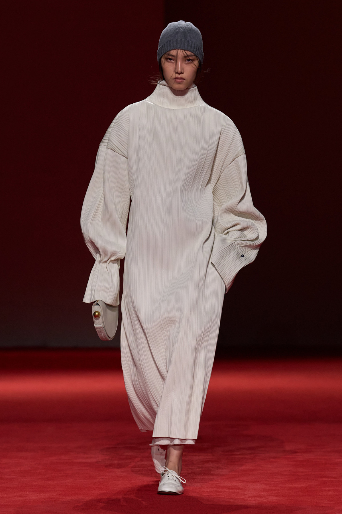 Округлені силуети та блискучі хутра: ключові тренди з показу Bottega Veneta
3