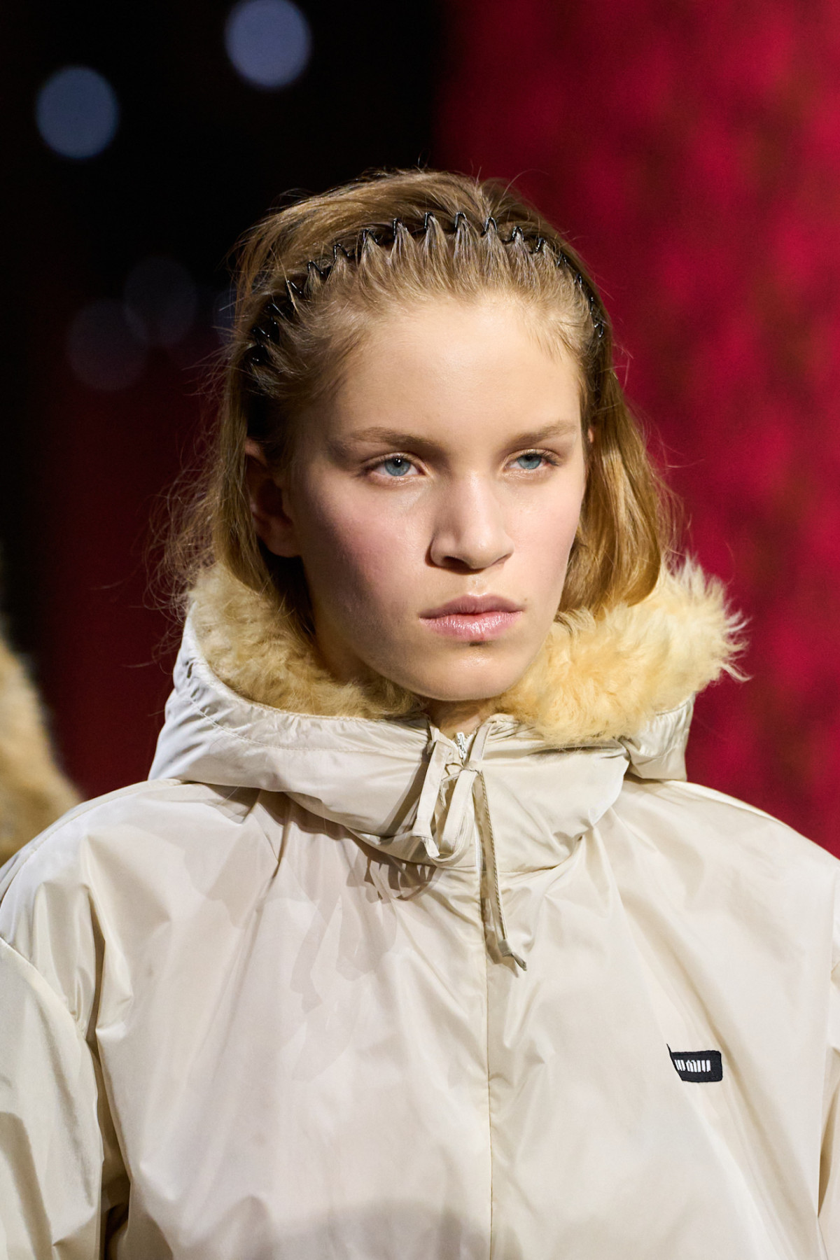 Джуліанна Мур здивувала всіх, дефілюючи на показі Miu Miu.
25