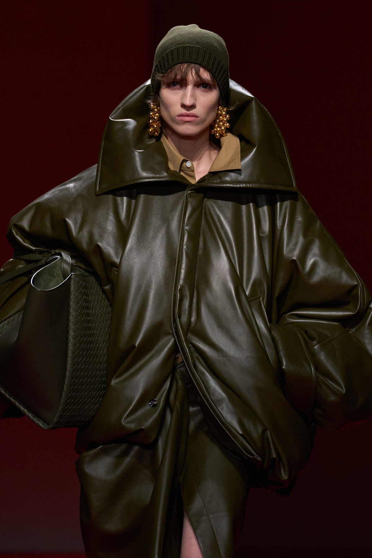 В’язані шапки знову в моді: несподіване рішення від Bottega Veneta