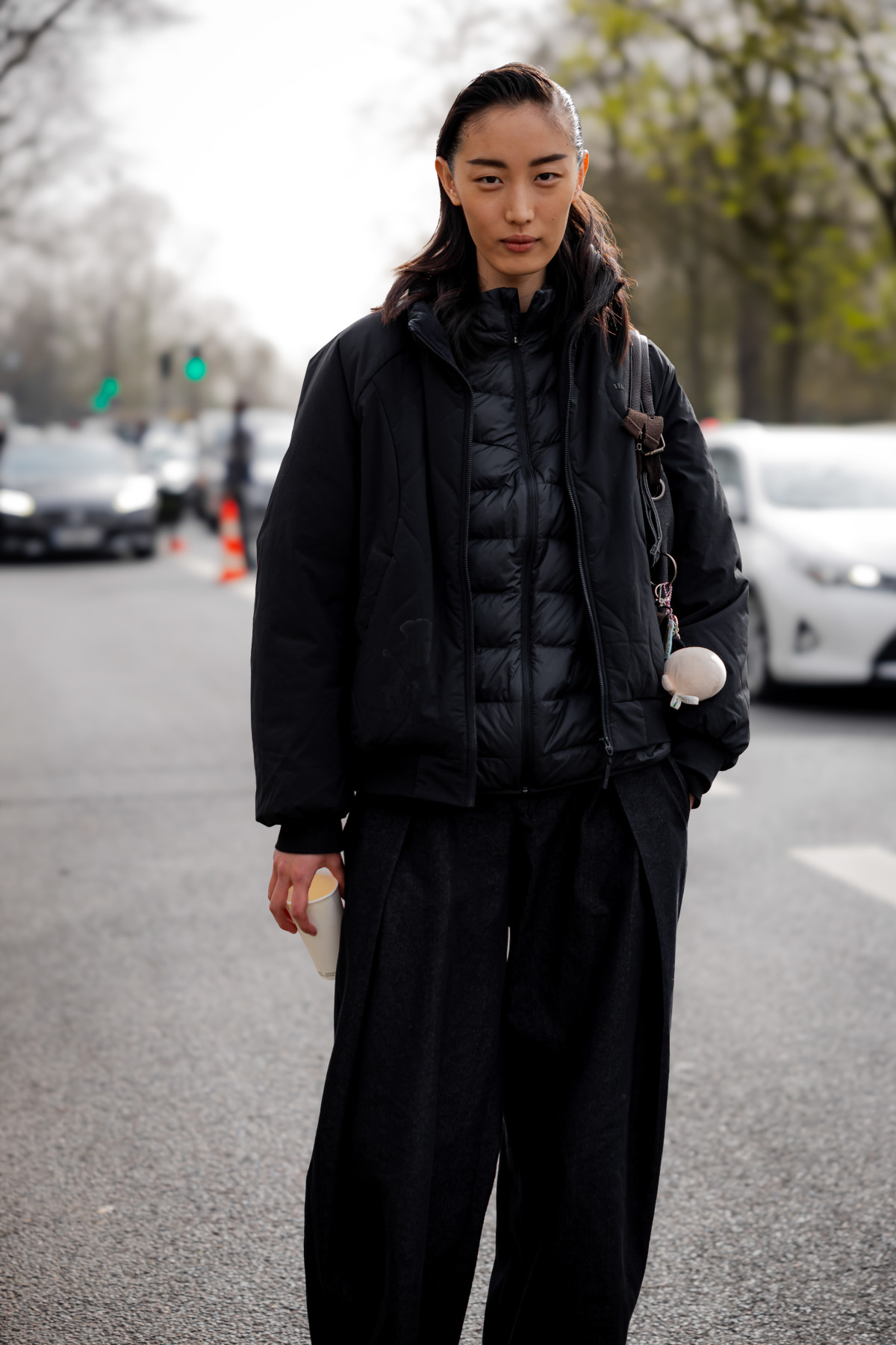 Від шкіряних курток до укорочених плащів: парижанки хизуються найелегантнішим верхнім одягом на весну 2026-го
20