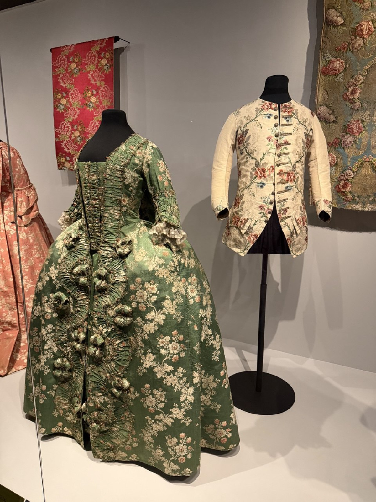 Вісімнадцяте століття: модні відголоски в сучасних тенденціях
2