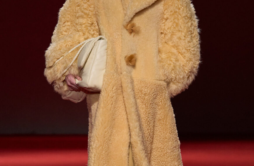 Округлені силуети та блискучі хутра: ключові тренди з показу Bottega Veneta