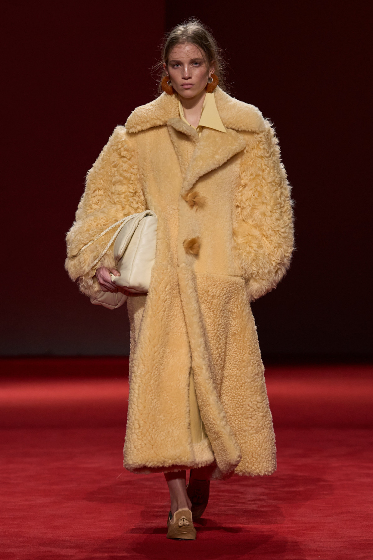 Округлені силуети та блискучі хутра: ключові тренди з показу Bottega Veneta
0