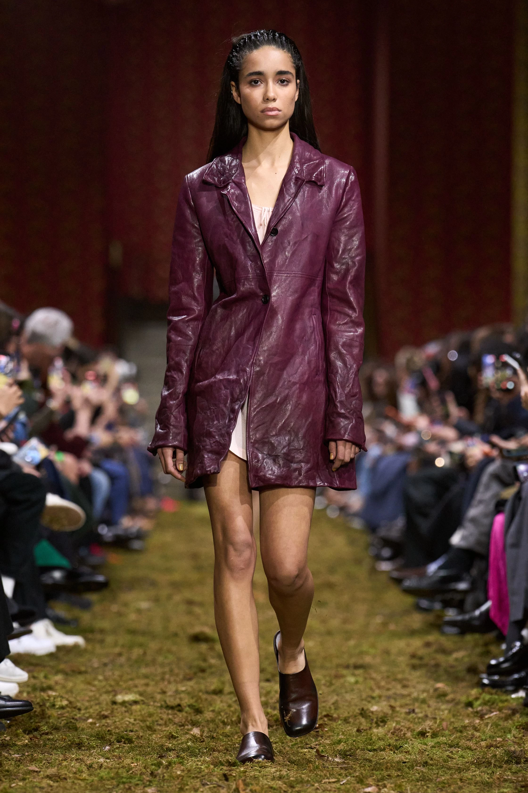 Свіжа лінія Miu Miu осінь-зима 2026/2027: мінімалістична концепція від Miuccia Prada
8