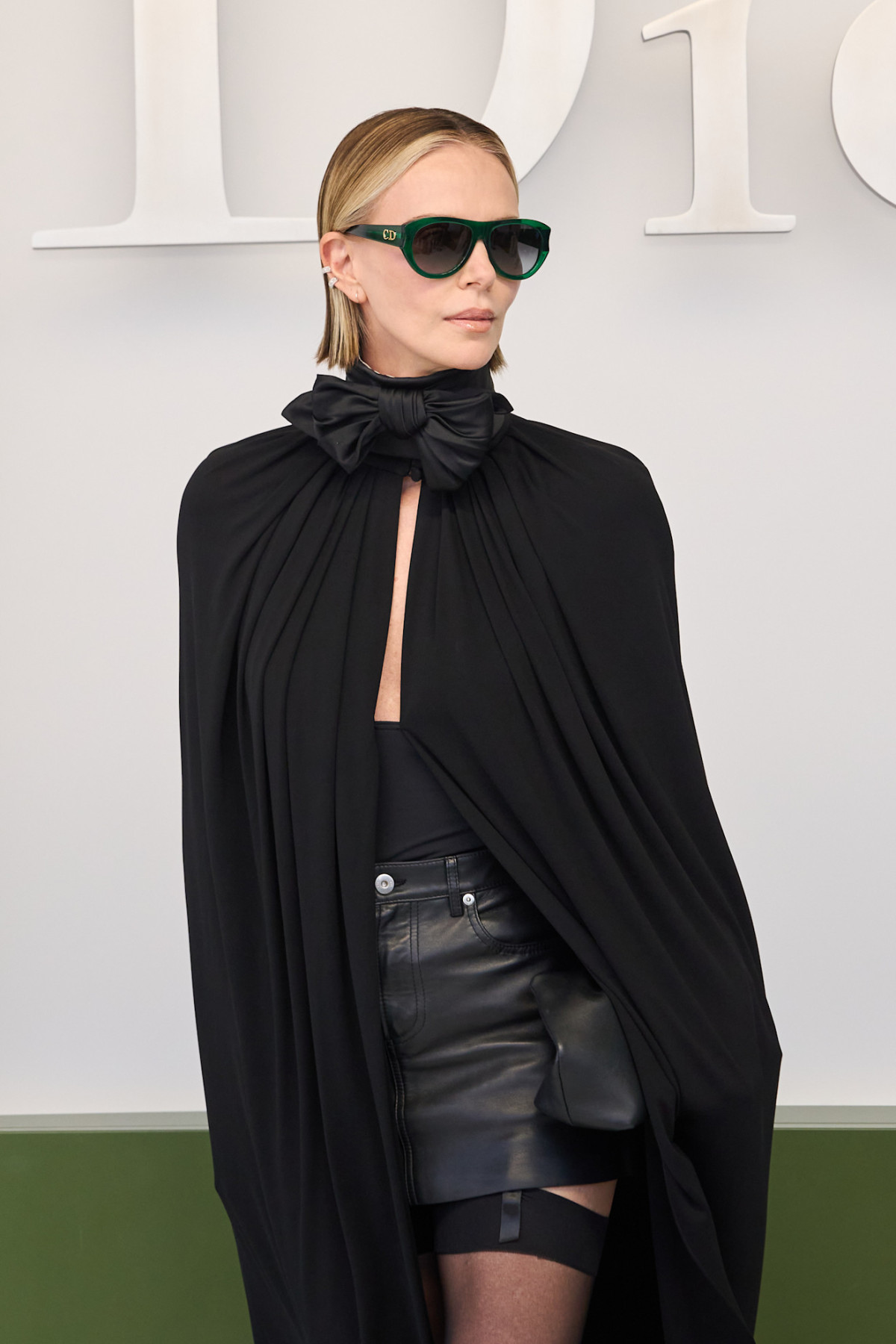 У що вбралися Шарліз Терон, Дева Кассель та інші знаменитості на дефіле Christian Dior
0