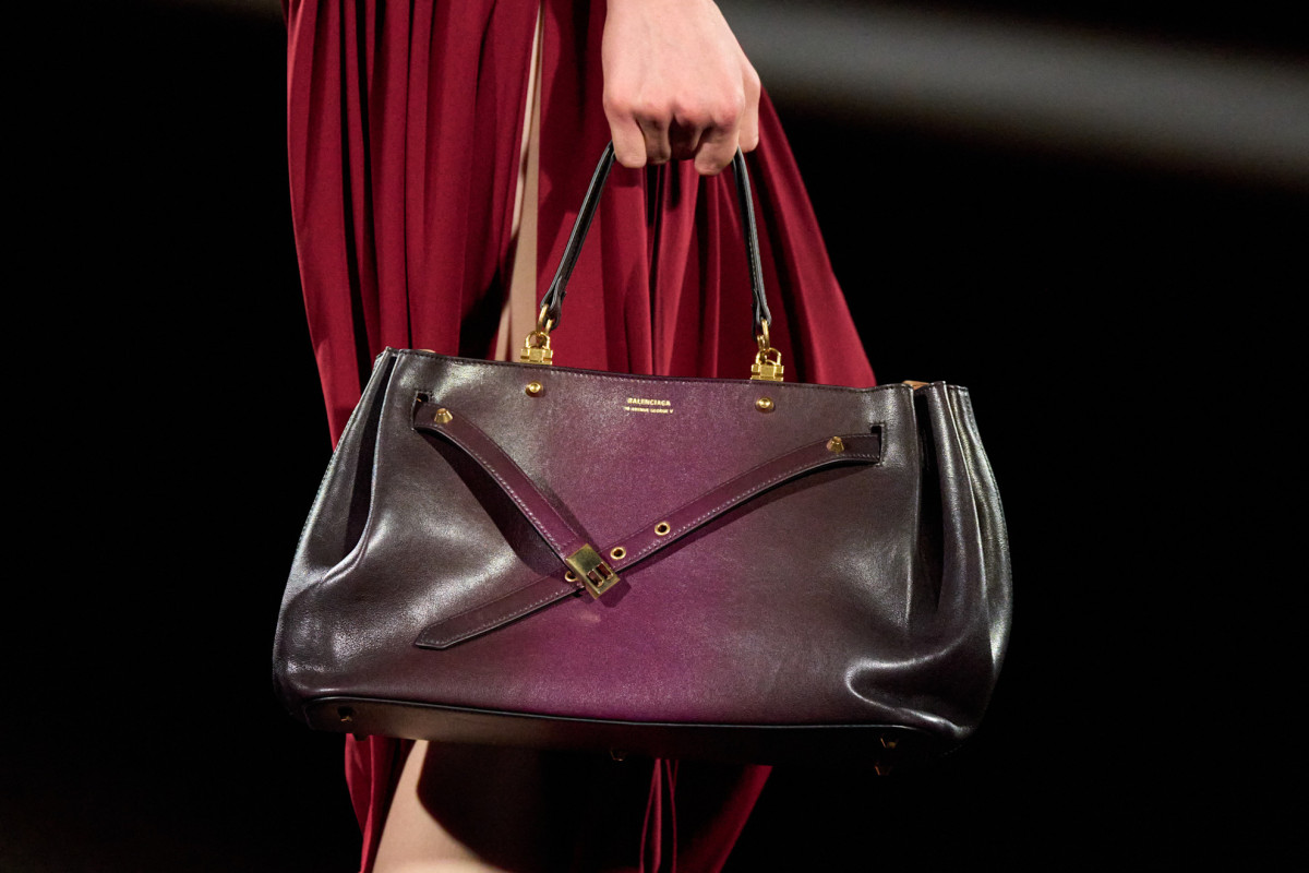 Вісім ключових порад від Balenciaga для стильного оновлення гардеробу.
27