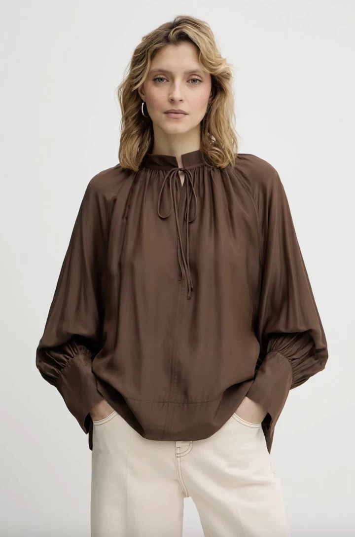 Легкі обриси й широкі штани – провідні тренди в одязі 2026.
3