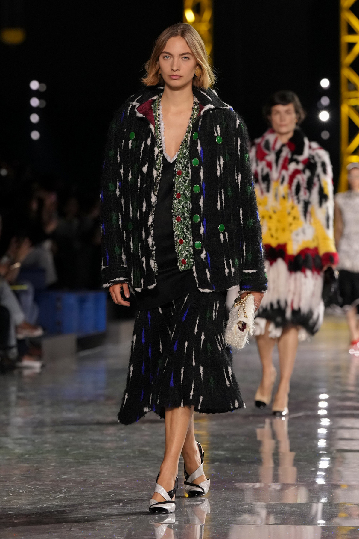 Блазі шокував публіку супернизькою посадкою штанів на показі Chanel, опустивши пояс нижче стегон.
15