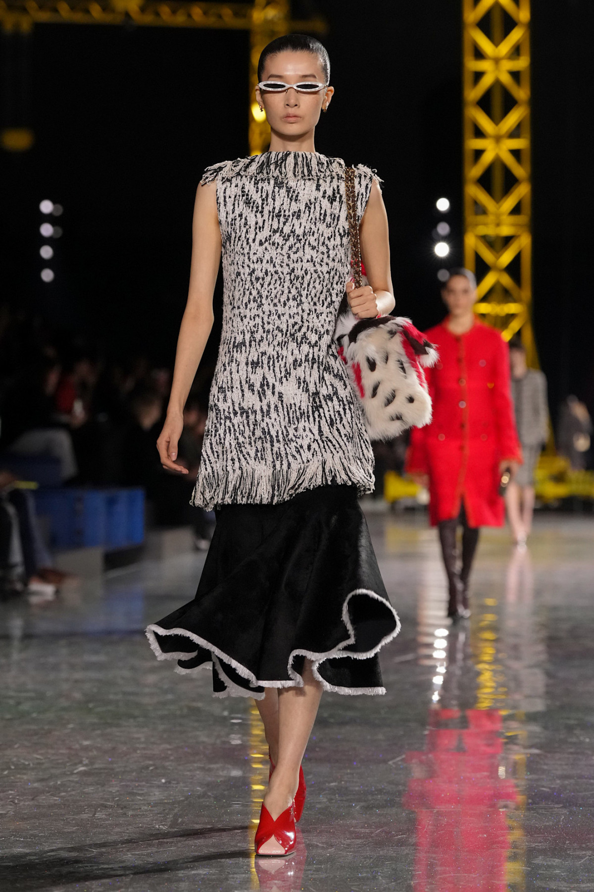 Блазі шокував публіку супернизькою посадкою штанів на показі Chanel, опустивши пояс нижче стегон.
25