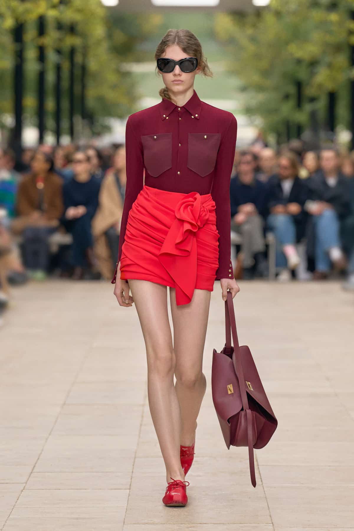 Ключові тенденції взуття: кросівки та черевики на шнурках.
13