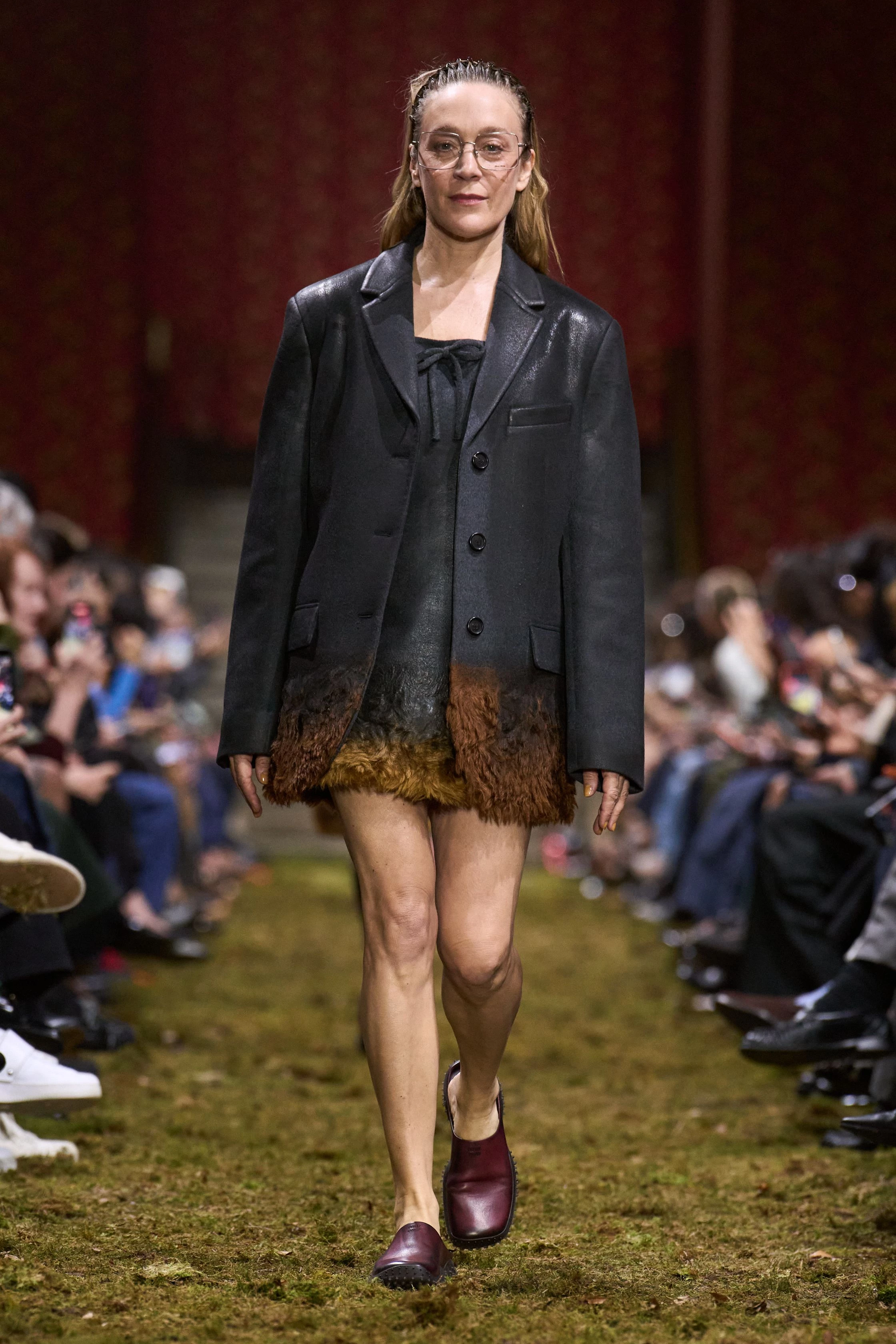 Свіжа лінія Miu Miu осінь-зима 2026/2027: мінімалістична концепція від Miuccia Prada
2