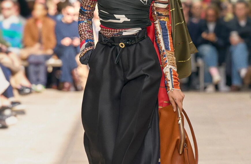 Шовкова хустина 2026: робимо з аксесуару центральний акцент стилю