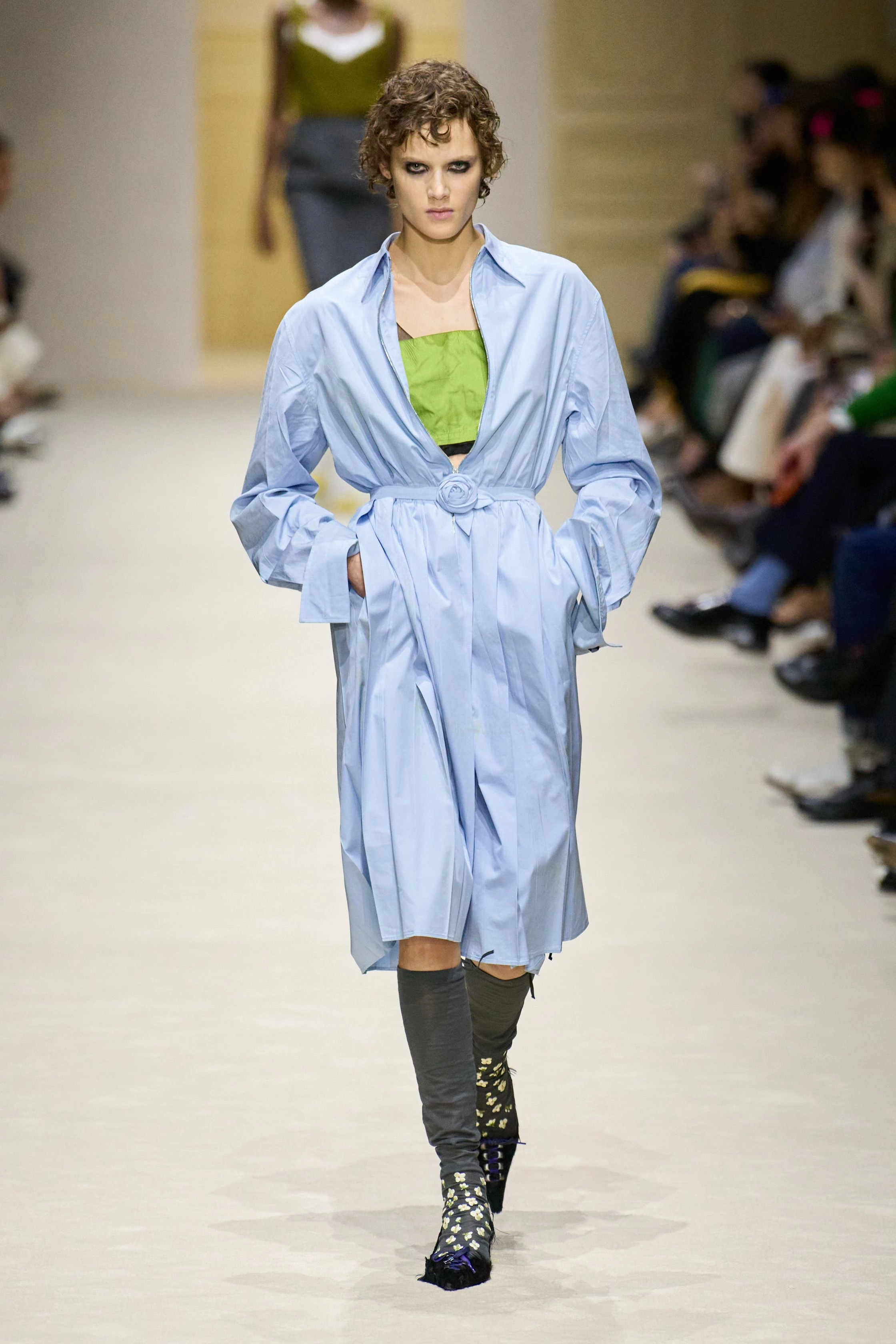 П'ятнадцять манекенниць, шістдесят луків та нашарування: свіжа збірка Prada осінь-зима 2026/2027
19