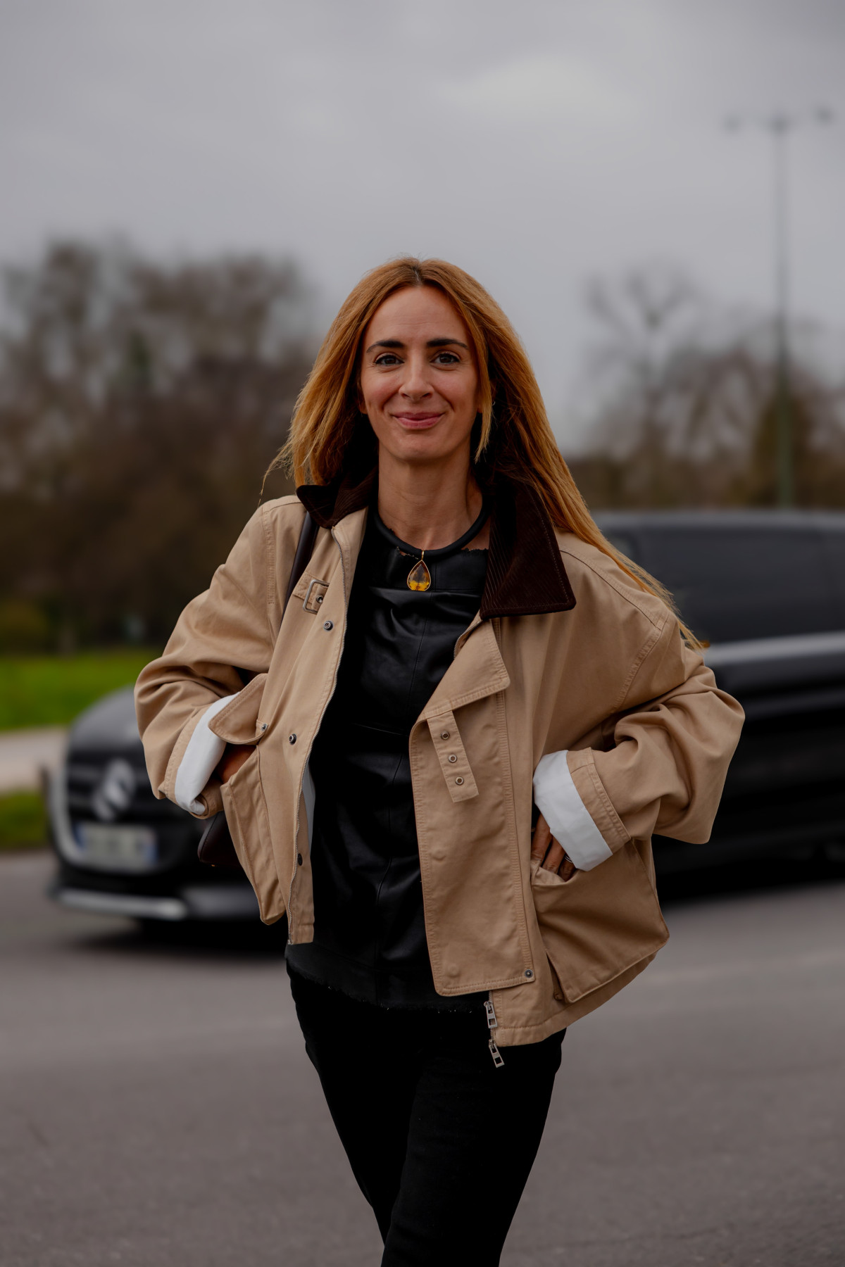 Від шкіряних курток до укорочених плащів: парижанки хизуються найелегантнішим верхнім одягом на весну 2026-го
15