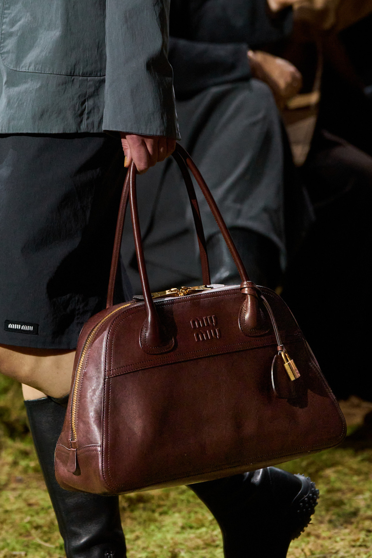 Джуліанна Мур здивувала всіх, дефілюючи на показі Miu Miu.
19