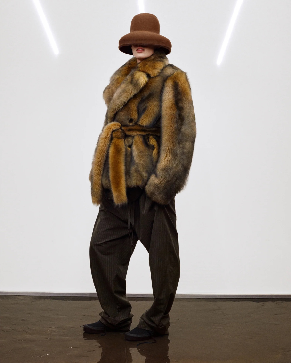 Фібі Файло: тріумфальне повернення мінімалізму в новій лінійці E
10