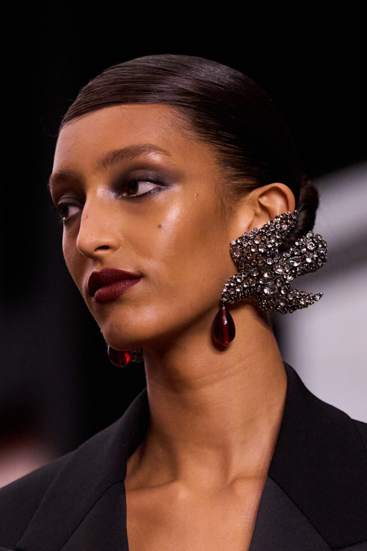 Зіркові гості Saint Laurent: Пфайффер, Мосс та інші переглядають подіумні тренди.
23