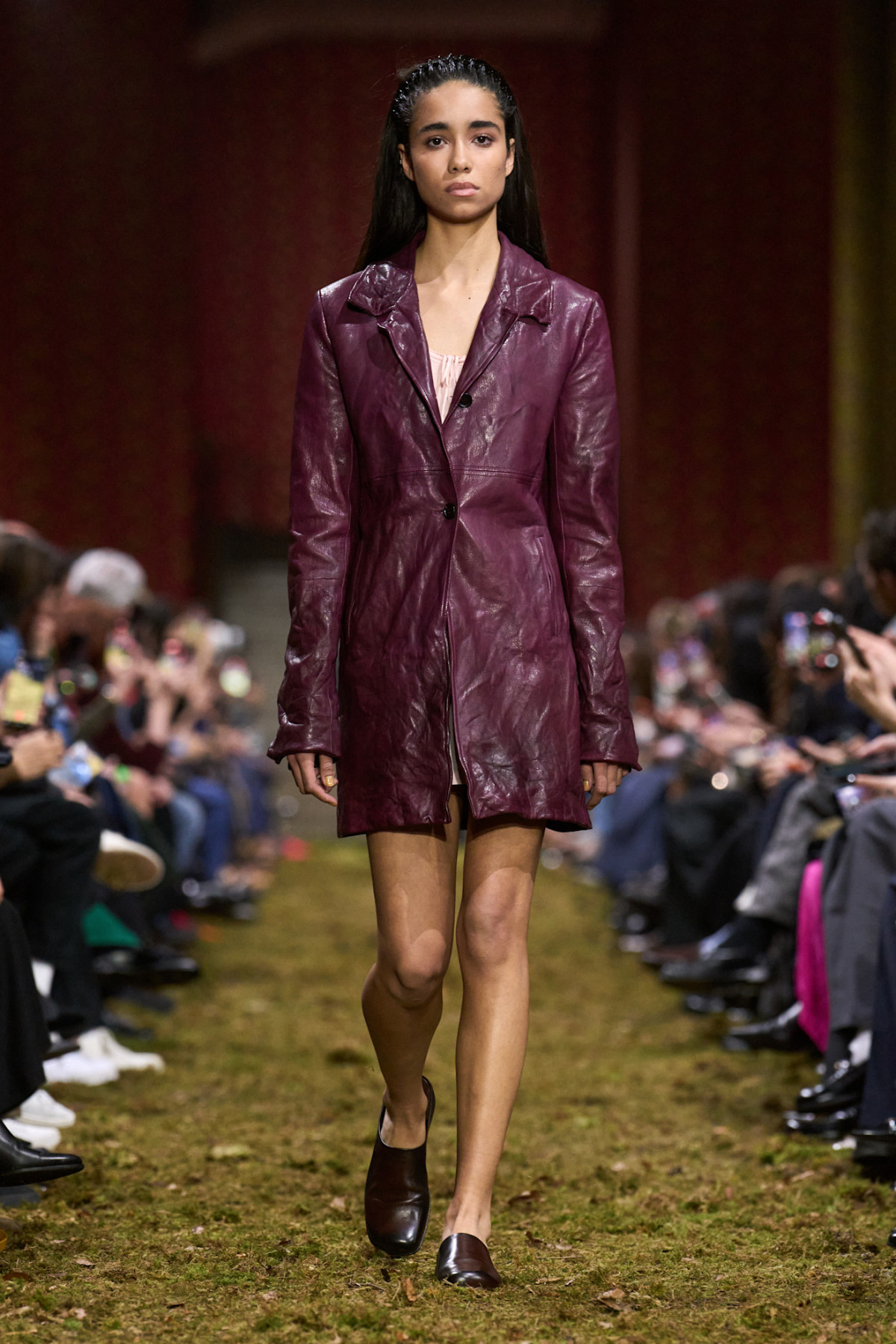 Джуліанна Мур здивувала всіх, дефілюючи на показі Miu Miu.
8