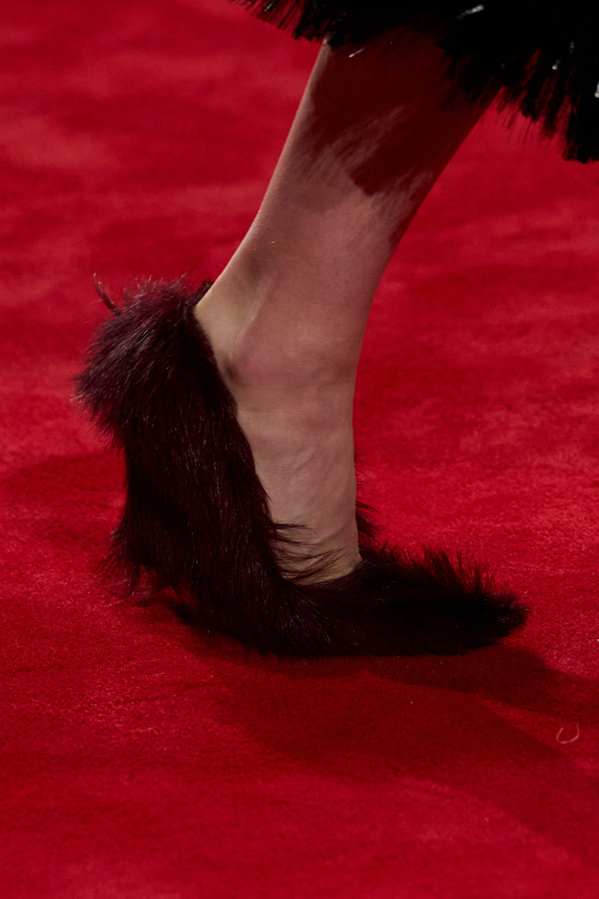 Округлені силуети та блискучі хутра: ключові тренди з показу Bottega Veneta
35