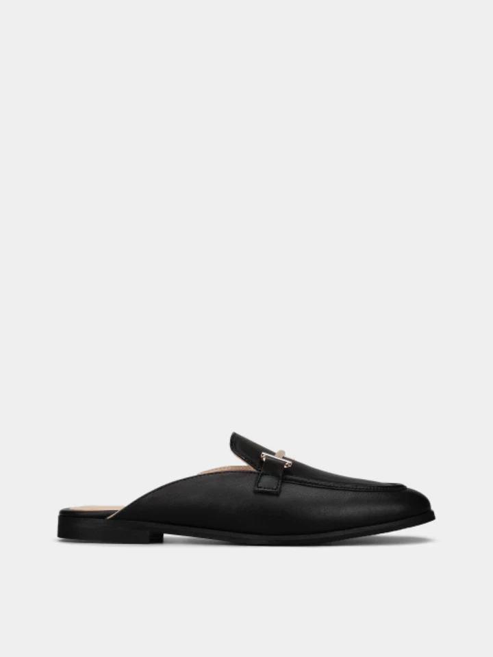 Відкриті туфлі, а не сандалі: чудовий вибір взуття на літо 2026 у місті.
4