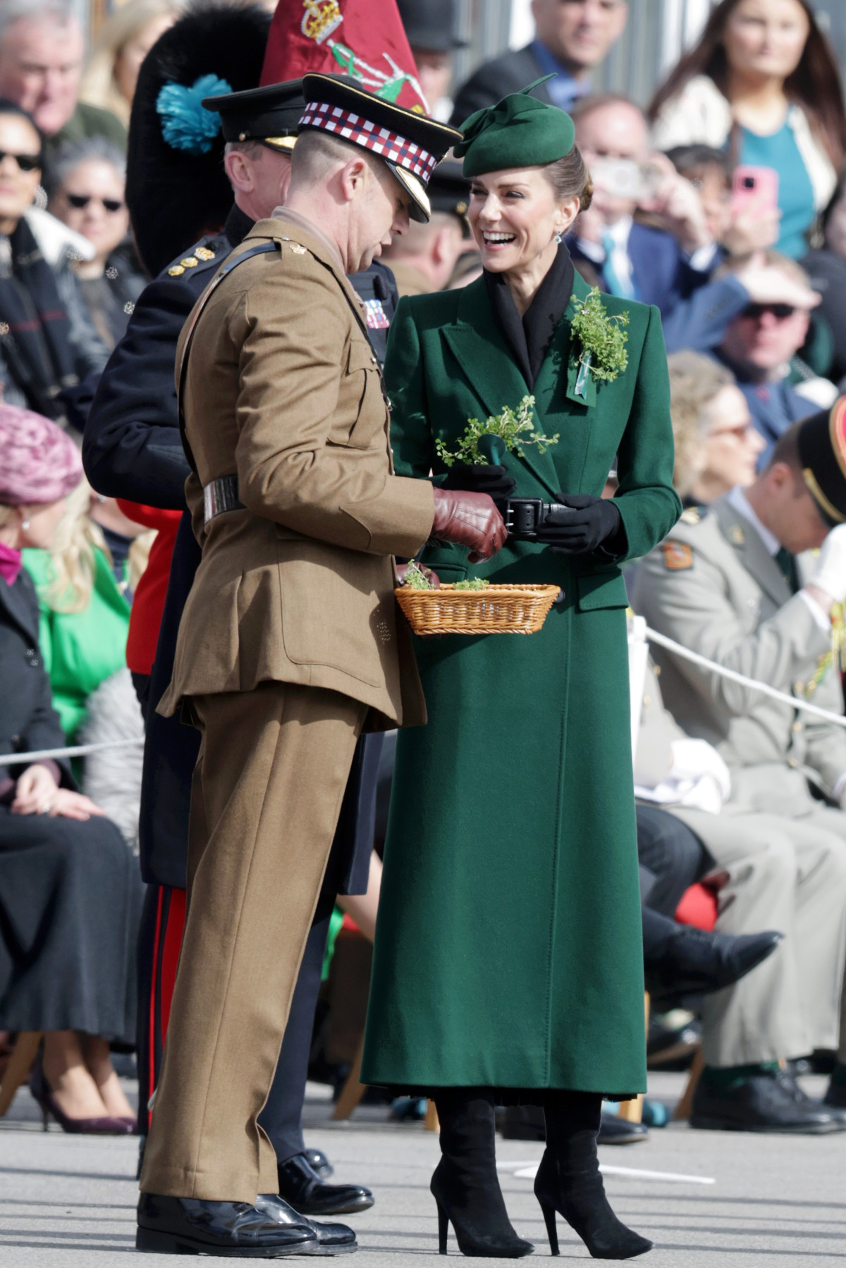 Цей колір буде в тренді цієї весни, і Кейт Міддлтон вже створює з ним стильні образи.
1
