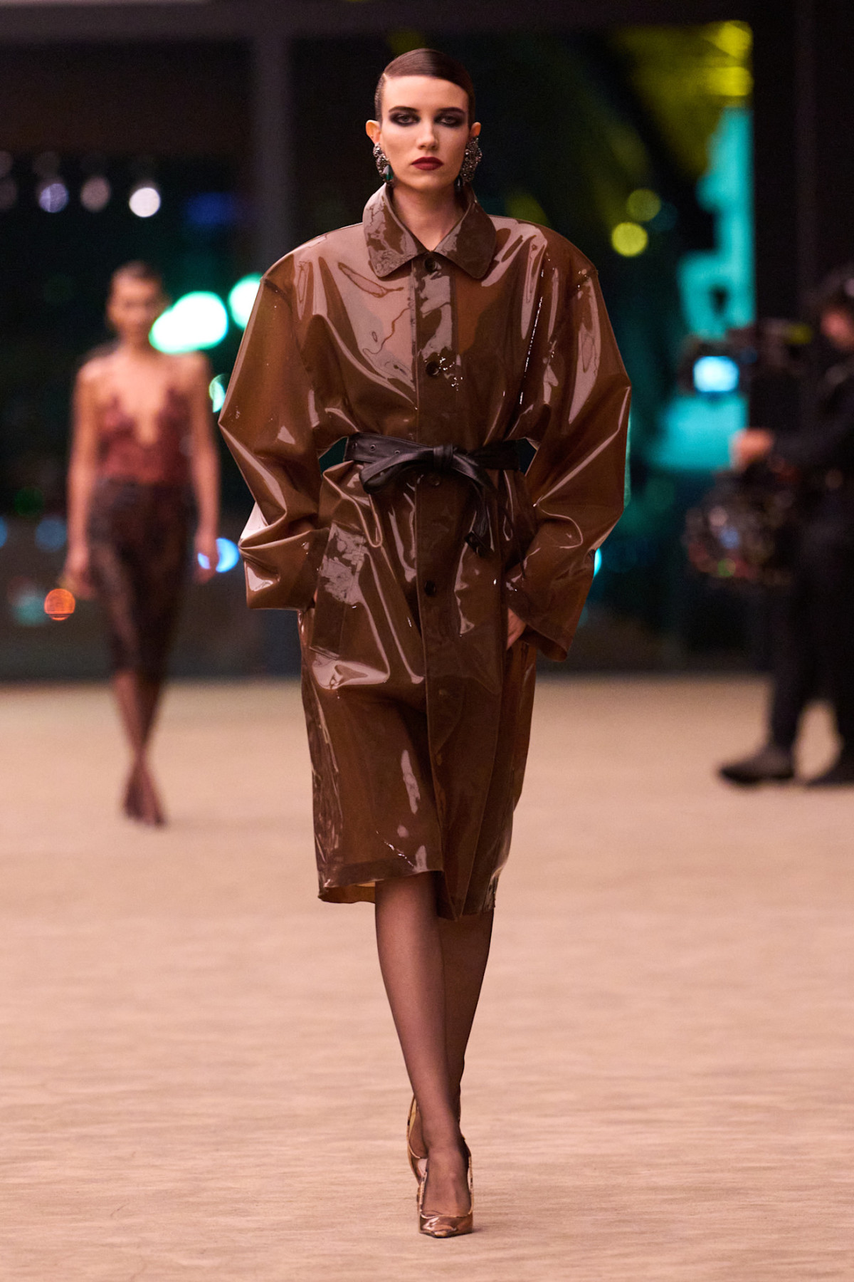 Зіркові гості Saint Laurent: Пфайффер, Мосс та інші переглядають подіумні тренди.
18